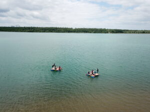 Floß auf großem See